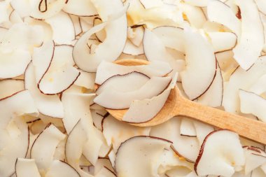 Lezzetli hindistan cevizi cipsli kaşık, yakın plan.