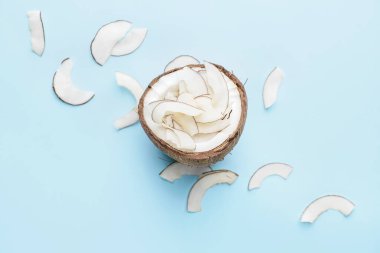 Renkli arkaplanda lezzetli cipsler olan hindistan cevizi