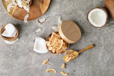 Gri arkaplanda lezzetli hindistan cevizi parçacıkları olan kutu