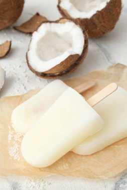 Hafif arka planda lezzetli hindistan cevizli dondurma