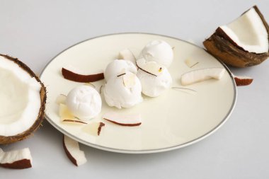 Hafif arka planda lezzetli hindistan cevizli dondurma tabağı