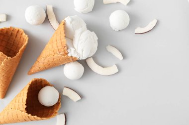 Hafif arka planda hindistancevizli kremalı dondurma.