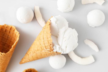 Hafif arka planda hindistancevizli kremalı dondurma.