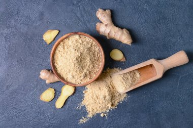 Arka planda zencefil tozu ile kase ve kepçe