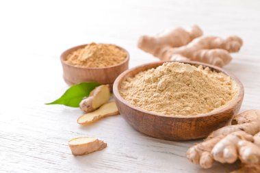 Hafif ahşap zemin üzerinde zencefil tozu ile kompozisyon