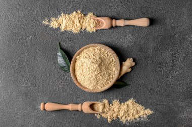 Koyu arkaplanda zencefil tozu ile kompozisyon