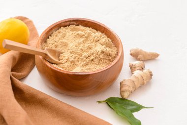 Açık arkaplanda zencefil tozu ile kompozisyon