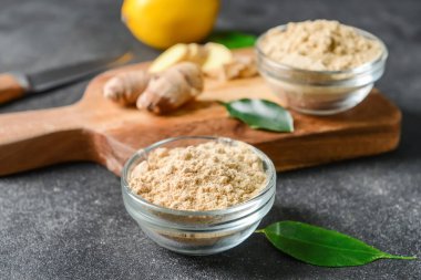 Koyu arkaplanda zencefil tozu olan kompozisyon, yakın plan