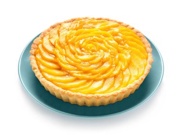 Beyaz arka planda lezzetli mango turtası olan tabak.