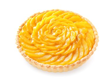 Beyaz arka planda lezzetli mango turtası