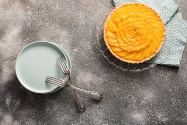 Gri arkaplanda lezzetli mango turtası.