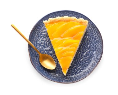 Beyaz arka planda lezzetli bir mango turtası tabağı.