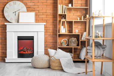 Şömineli bir oturma odası.