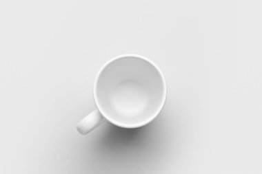 Açık arkaplanda boş bardak