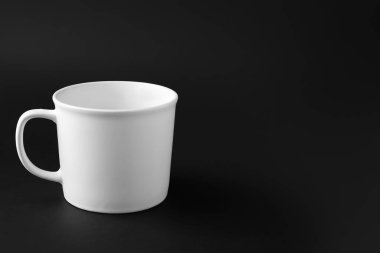 Koyu arkaplanda boş bardak