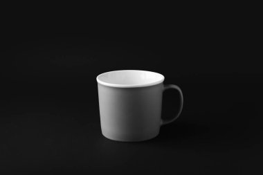 Koyu arkaplanda boş bardak