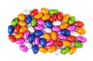 Beyaz arka planda tatlı çikolata yumurtaları