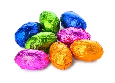 Beyaz arka planda tatlı çikolata yumurtaları