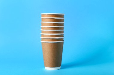 Renk arkaplanında boş paket servisi bardakları