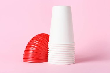 Renk arkaplanında boş paket servisi bardakları