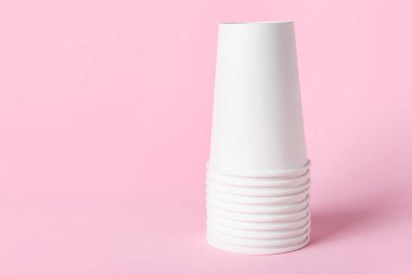 Renk arkaplanında boş paket servisi bardakları