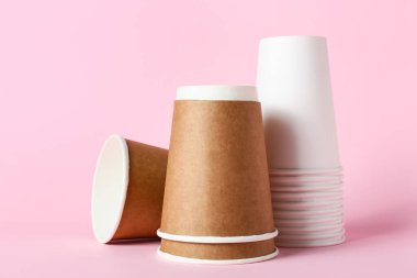 Renk arkaplanında boş paket servisi bardakları