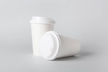 Açık arkaplanda boş yemek kupaları