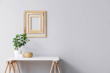 Işık duvarının yanında dekorlu modern masa