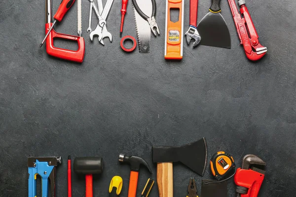 Koyu arkaplanda inşaat araçları kümesi