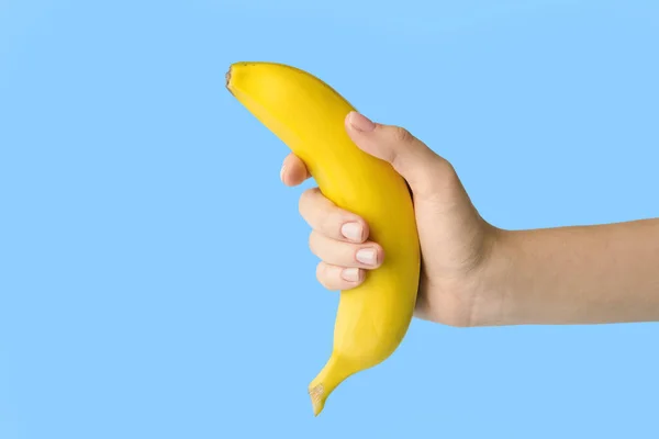Female Hand Tasty Ripe Banana Color Background — Stock Photo, Image
