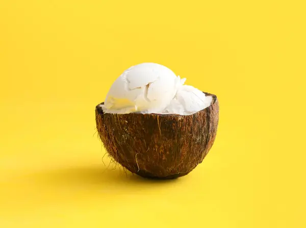 배경에 맛있는 아이스크림을 곁들인 코코넛 — 스톡 사진