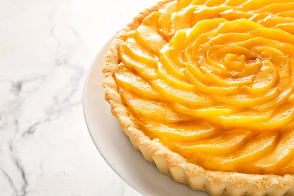 Plate Tasty Mango Pie Light Background — Stock Photo, Image