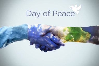 Dünya gezegeni ışık arkaplanına insan eli çizdi. Uluslararası Barış Günü