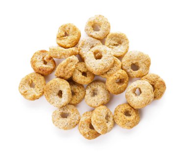 Beyaz arka planda lezzetli mısır gevreği halkaları