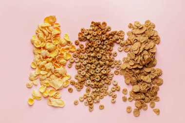 Renkli arka planda farklı lezzetli tahıllar