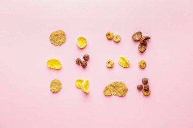 Renkli arka planda farklı lezzetli tahıllar