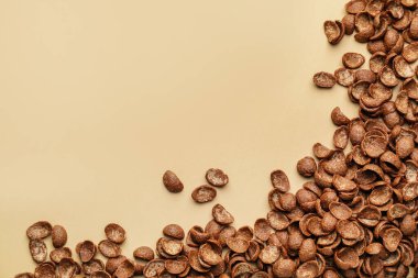 Renkli arkaplanda lezzetli mısır gevrekleri, yakın plan