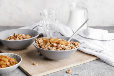 Masada lezzetli mısır gevreği halkaları olan kompozisyon