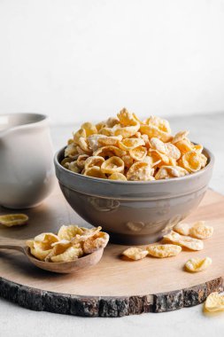 Masada lezzetli mısır gevrekleri olan bir kase.