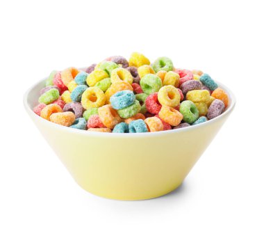 Beyaz arka planda lezzetli mısır gevreği halkaları olan bir kase