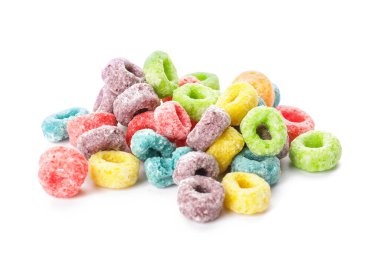 Beyaz arka planda lezzetli mısır gevreği halkaları