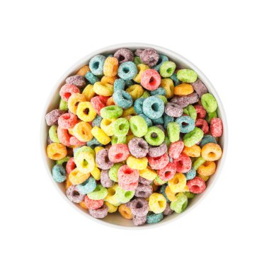 Beyaz arka planda lezzetli mısır gevreği halkaları olan bir kase