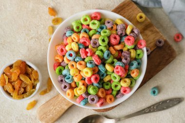 Hafif arkaplanda lezzetli mısır gevreği halkaları olan kompozisyon