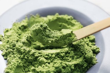 Tabak ve chashaku pudralı kibrit çayı, yakın plan.