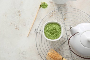 Hafif arkaplanda pudralanmış kibrit çayı ile kompozisyon