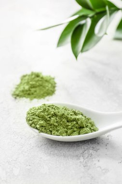 Işık arkaplanda pudralı kibrit çay kaşığı, yakın plan.