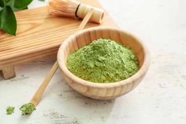 Açık arkaplanda toz kibrit çayı ile kompozisyon, yakın plan