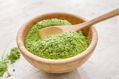 Kase ve spatula, arka planda toz kibrit çayı, yakın plan.