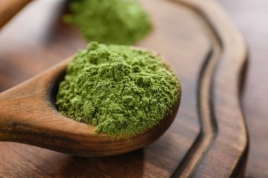 Kaşık pudralı kibrit çayı, yakın plan.