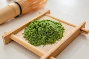 Hafif arka planda pudralanmış kibrit çay ile durun, yakın plan